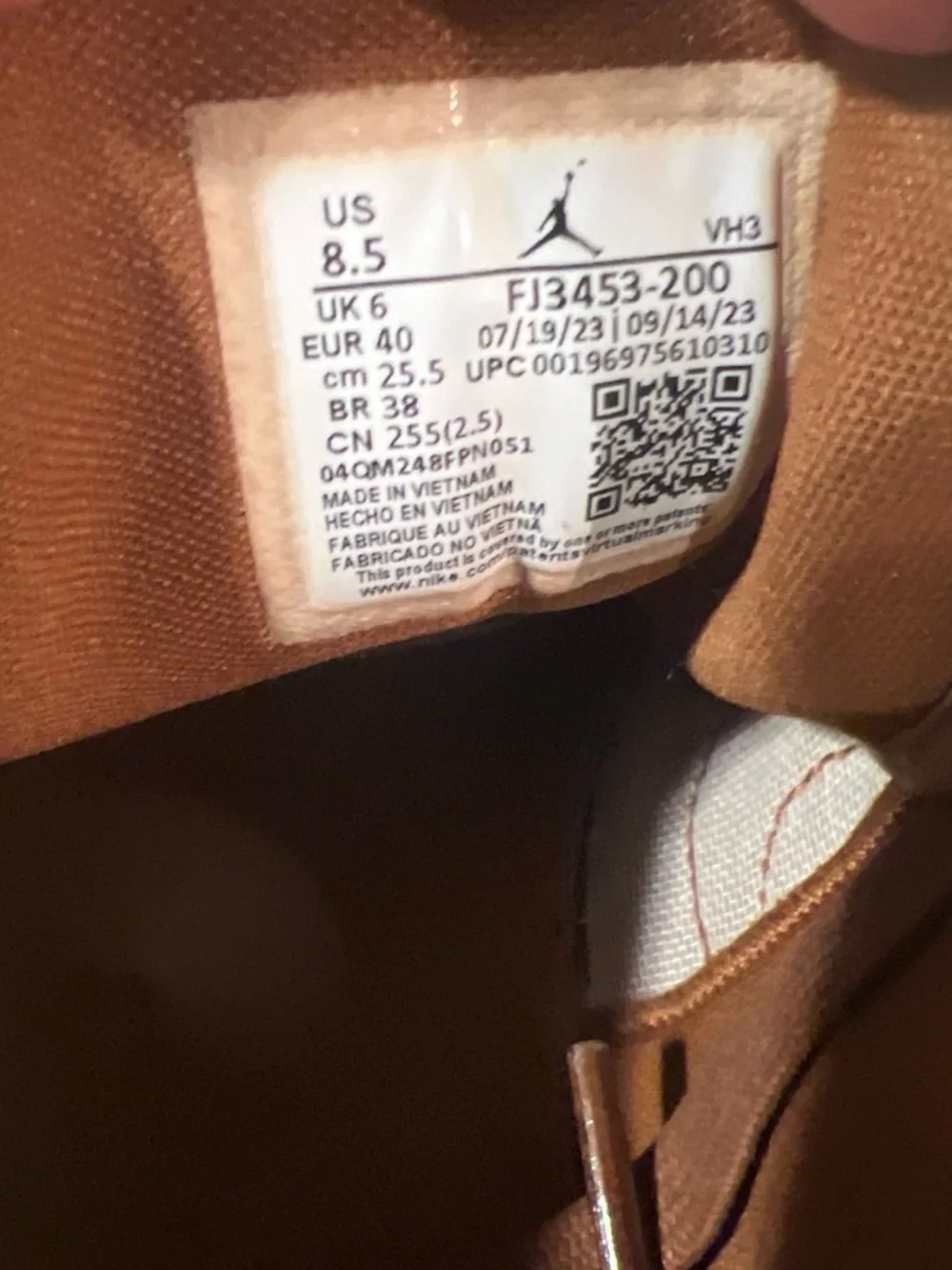 Nike Men's Low-Top Sneakers in Brown and Cream